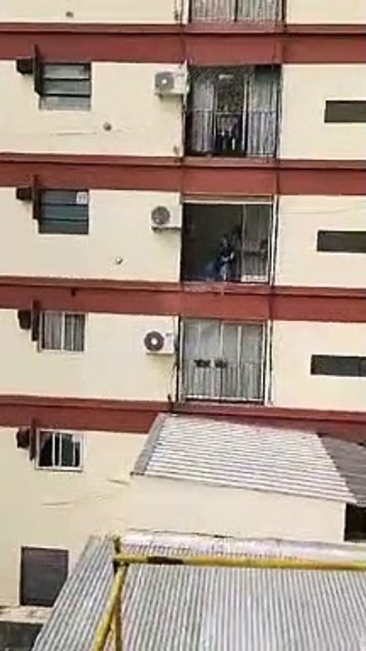 Mulher irrita-se com o fumo de um churrasco numa obra e decide apagar o fogo