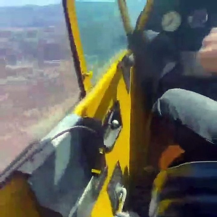 Motor de avião falha em pleno voo e homem sai da cabine para reiniciar a hélice