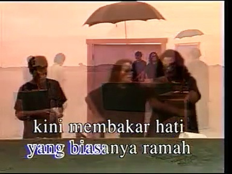 Ebiet G Ade -  Kalian Dengarkanlah Keluhanku (Official)