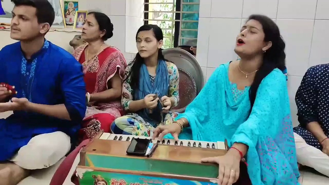 হরে কৃষ্ণ হরে কৃষ্ণ কৃষ্ণ কৃষ্ণ হরে হরে