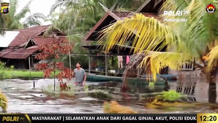 Polda Kalimantan Tengah Melakukan Evakuasi Terhadap Korban Banjir Di Desa Kumpai Batu Bawah