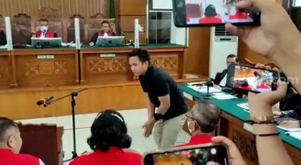 Jelang sidang lanjutan, Bharada E berlutut kepada orang tua Brigadir J