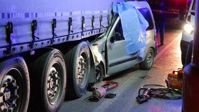 Otomobil park halindeki tıra ok gibi saplandı: 1 ölü