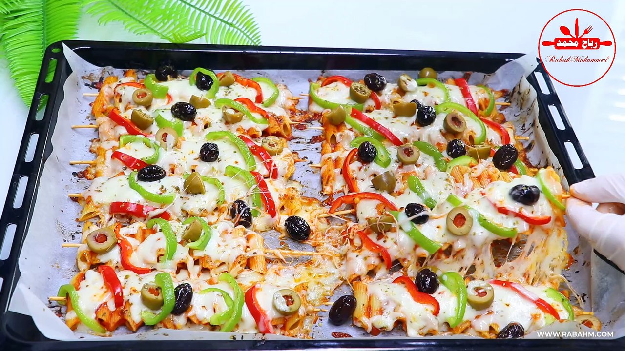 وجبة عشاء سريعة رائعة في الشكل والمذاق بيتزا باستا بيتزا المعكرونة