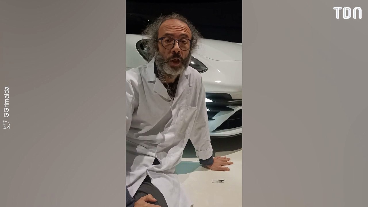 Malgré la hausse des températures, des militants se collent la main au sol... Le concessionnaire Porsche éteint la lumière et le chauffage et attend 42 heures avant de contacter la police