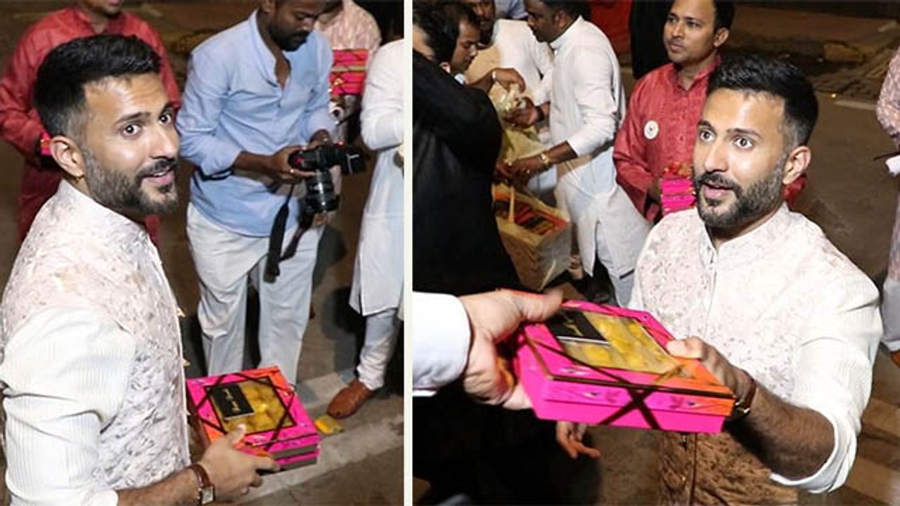 Sonam Kapoor Husband Anand Ahuja Media को मिठाई बांटते Video Viral | Boldsky *Entertainment