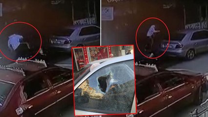 Motosiklet, aniden duran otomobile çarptı; sinirlenip aracın camını yumrukladı