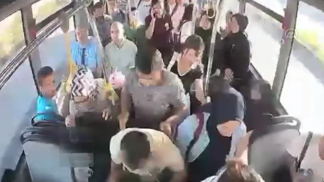 Belediye otobüsünde kalp krizi geçiren vatandaş hastaneye yetiştirildi