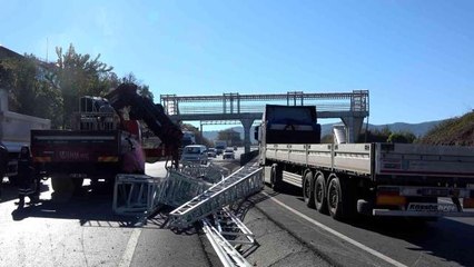 Tırdan düşen malzemeler kazaya yol açtı: 1 yaralı