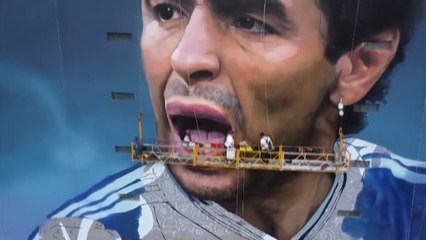 Un artista argentino pinta un mural gigante de Maradona en Buenos Aires