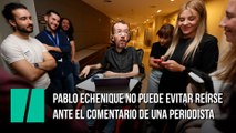 Pablo Echenique no puede evitar reírse ante el comentario de una periodista