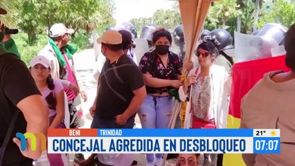 Personas en contra del paro cívico en el Beni, agreden con un alicate a una concejal de 'Demócratas' en punto de bloqueo