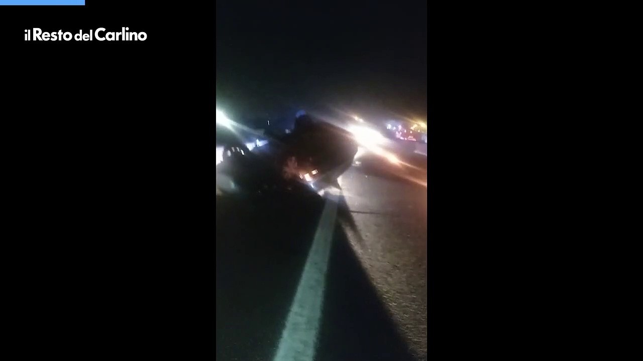 Bologna, tampona un'auto in tangenziale e si ribalta: aveva bevuto