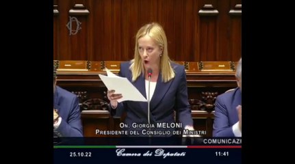 Dall'acqua ai troppi applausi, i 'fuorionda' di Meloni alla Camera - Video