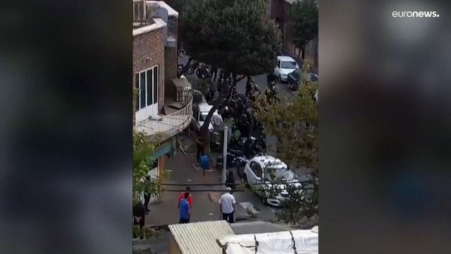 شاهد: قوات الأمن الإيرانية تطلق الغاز المسيل للدموع قرب مدرسة للبنات بطهران