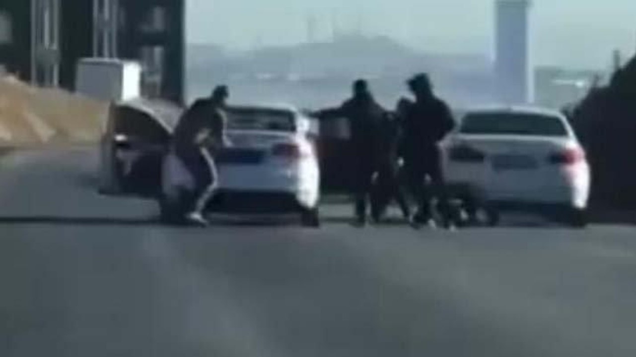 Trafikte avukatı tekme tokat dövdüler