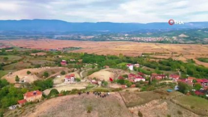 Download Video: Bursa yerel haberleri | Binali Yıldırım'ın hediye ettiği Türk bayrağını köyün en tepesine diktiler