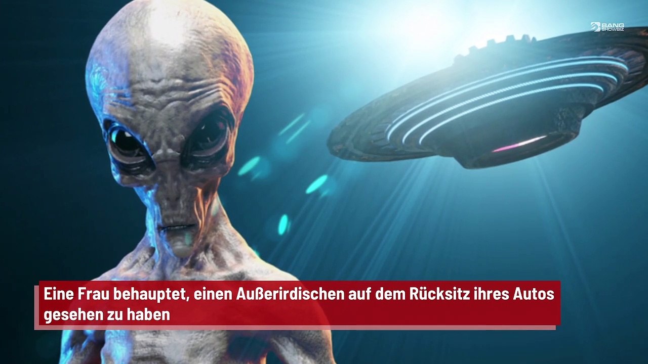Frau sieht Außerirdischen auf Rücksitz