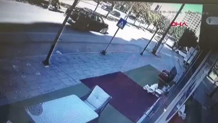 TAKSİNİN, CADDEDEKİ BİSİKLETLİYE ÇARPMA ANI KAMERADA