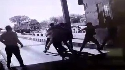 सीहोर: टोल पर रुपये मांगे तो लहराया चाकू, फिर दिया घटना को अंजाम, CCTV आया सामने..