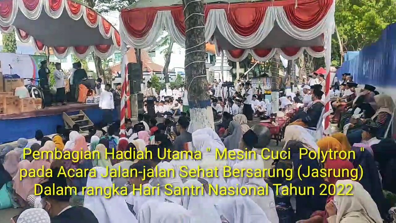 Pembagian Hadiah Utama " Mesin Cuci  Polytron " pada Acara Jalan Sehat Bersarung (Jasrung) Dalam rangka Hari Santri Nasional Tahun 2022