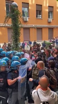 Carica a freddo della polizia su studenti antifascisti alla Sapienza. Il giorno dell'insediamento del govermo Meloni.