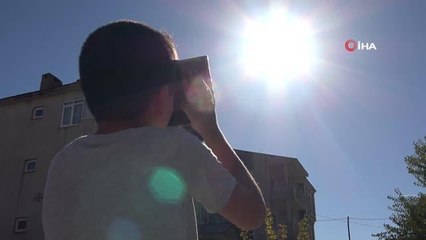 Karton kutuyla güneş tutulması heyecanı