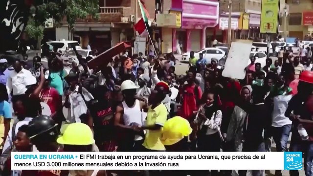Manifestantes sudaneses buscan sacar al Ejército del poder tras un año del golpe de Estado