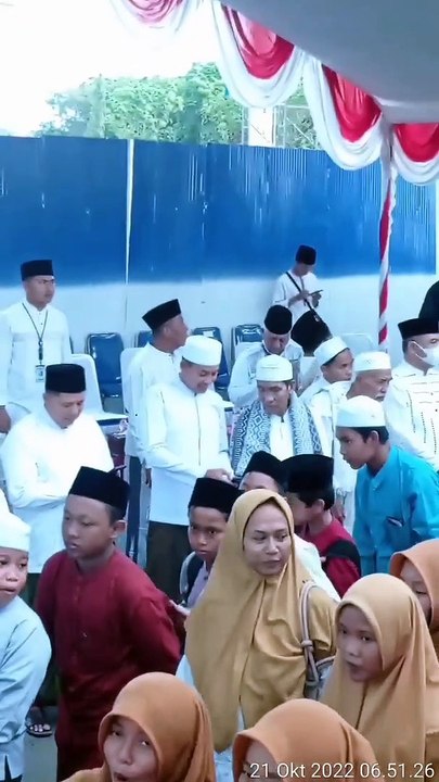 Jalan Sehat Bersarung (JASRUNG) dalam rangka memperingati Hari Santri Nasional Tahun 2022 Sampang Madura