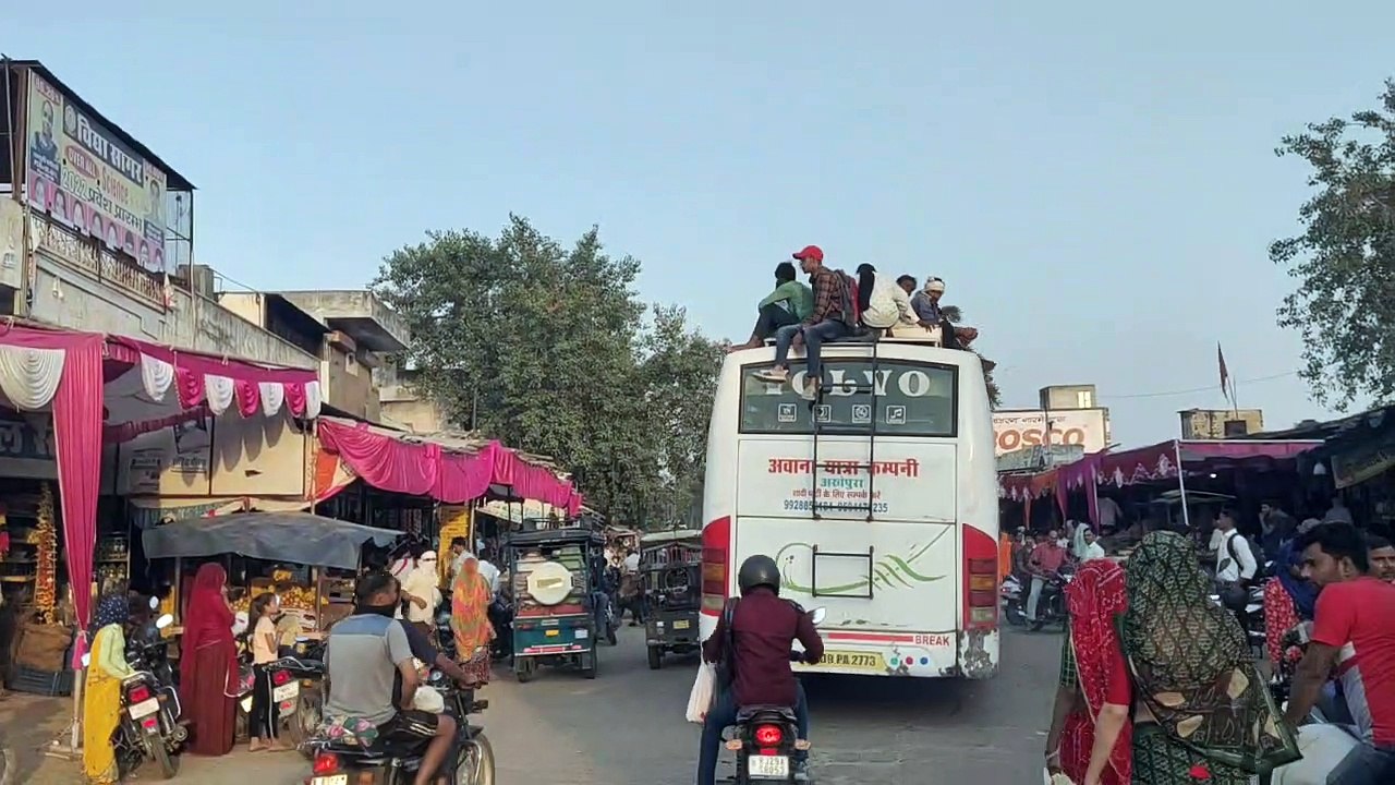 वाहनों में सवारियों को बसों की छतों पर बैठ कर जाना पड़ा