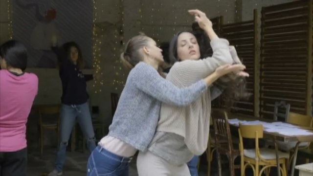 Iran, 30 artisti improvvisano a Milano La danza della libertà