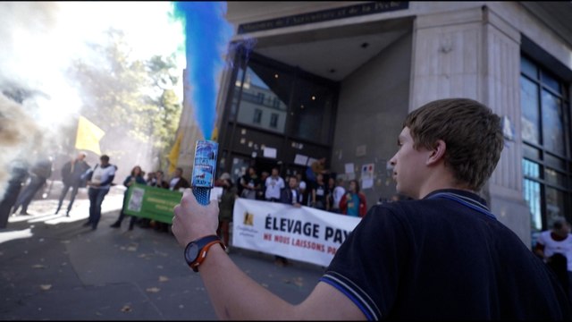 Des éleveurs de volaille investissent le ministère de l'Agriculture à Paris