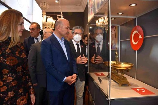 Bakan Soylu'ya Türk bayrağı hediyesi