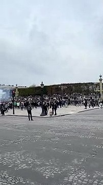 A quelques heures du match de Ligue des Champions contre le PSG, des supporters du Maccabi Haïfa envahissent la place de la Concorde à Paris.