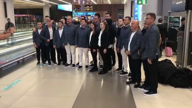 MANCHESTER - Artistik Cimnastik Dünya Şampiyonası'na katılacak milli sporcular, İngiltere'ye geldi