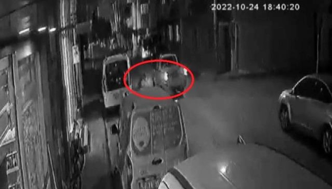 Köpekten kaçan 7 yaşındaki çocuk otomobilin altında kaldı...O anlar kamerada