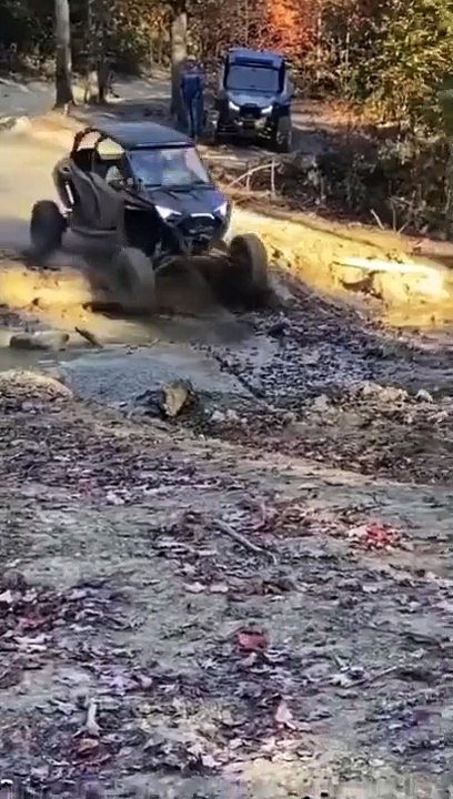 Il force pour traverser une flaque boueuse avec son buggy