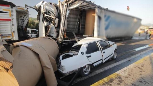 Zincirleme kazada tonlarca ağırlıktaki kağıt rulolarının üzerine düştüğü otomobil, kağıt gibi ezildi