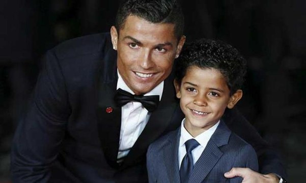 كريستيانو رونالدو يمنع ابنه البالغ من العمر 11 عامًا من اقتناء هاتف محمول