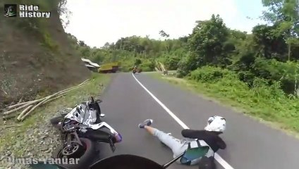 KURANG FOKUS - Auto Cium Aspal Kompilasi Kecelakaan Arogan Insiden Di Jalan Moment - 1