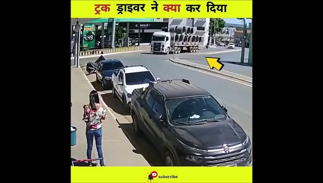 Un camion perd son chargement dans un virage... douloureux