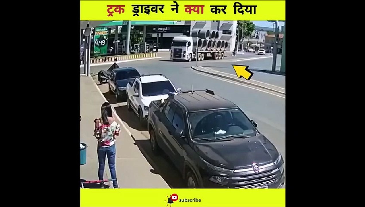 Un camion perd son chargement dans un virage... douloureux