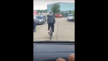 Instant Karma pour ce cycliste en colère