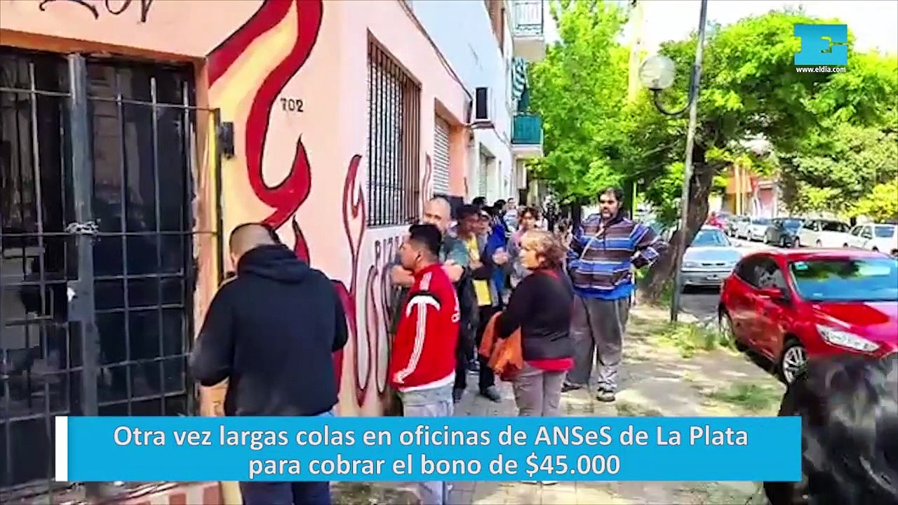 Otra vez largas colas en oficinas de ANSeS de La Plata para cobrar el bono de $45.000