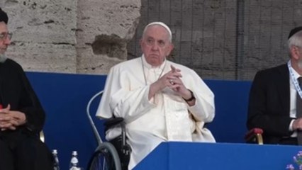 El papa pide a religiones trabajar por diálogo e invoca "el derecho a la paz"