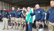 Michele Bolsonaro posa fotos com policiais e encontra políticos no aeroporto de Cascavel