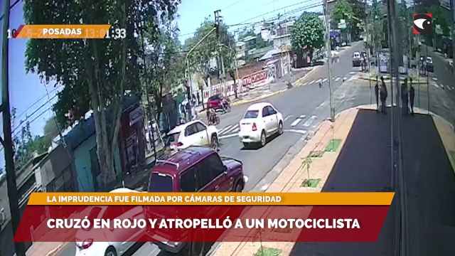 Cruzó en rojo y atropelló a un motociclista