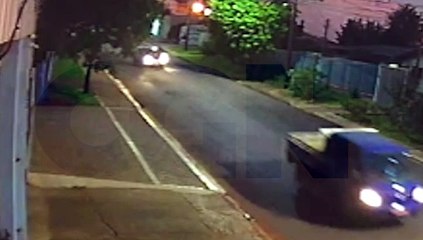 Veja momento de colisão entre carro e moto na Rua Fortunato Bebber