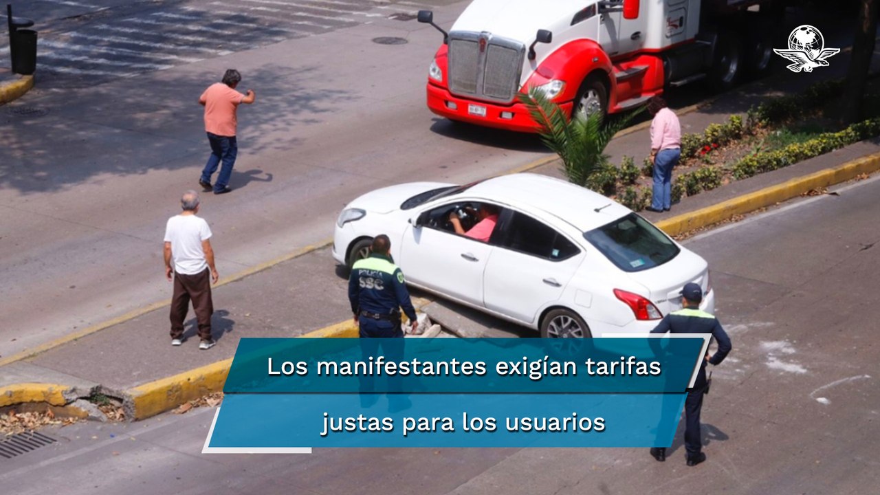 Para evadir manifestación, automovilistas improvisan rampa en Circuito Interior