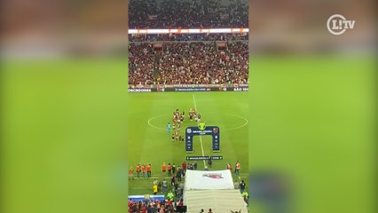 Télécharger la video: Jogadores do Flamengo entram no gramado do Maracanã com a taça da Copa do Brasil